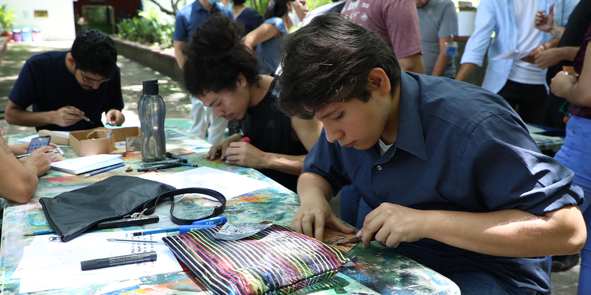 Artista y gestor cultural desarrolló en la UDB el taller “Historias Grabadas” 