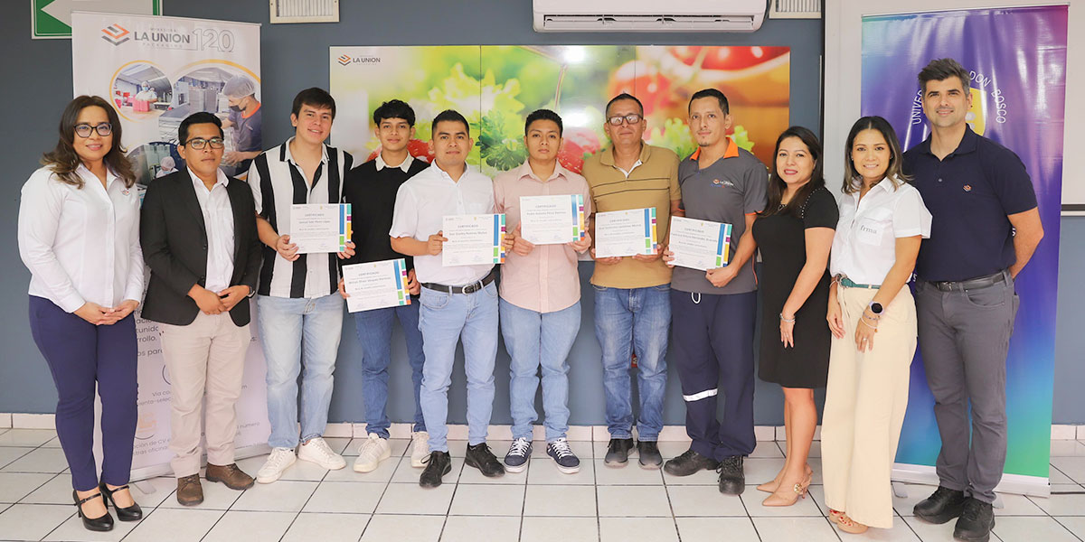 Colaboradores de Impresora La Unión reciben beca académica para estudiar una carrera virtual en la UDB 