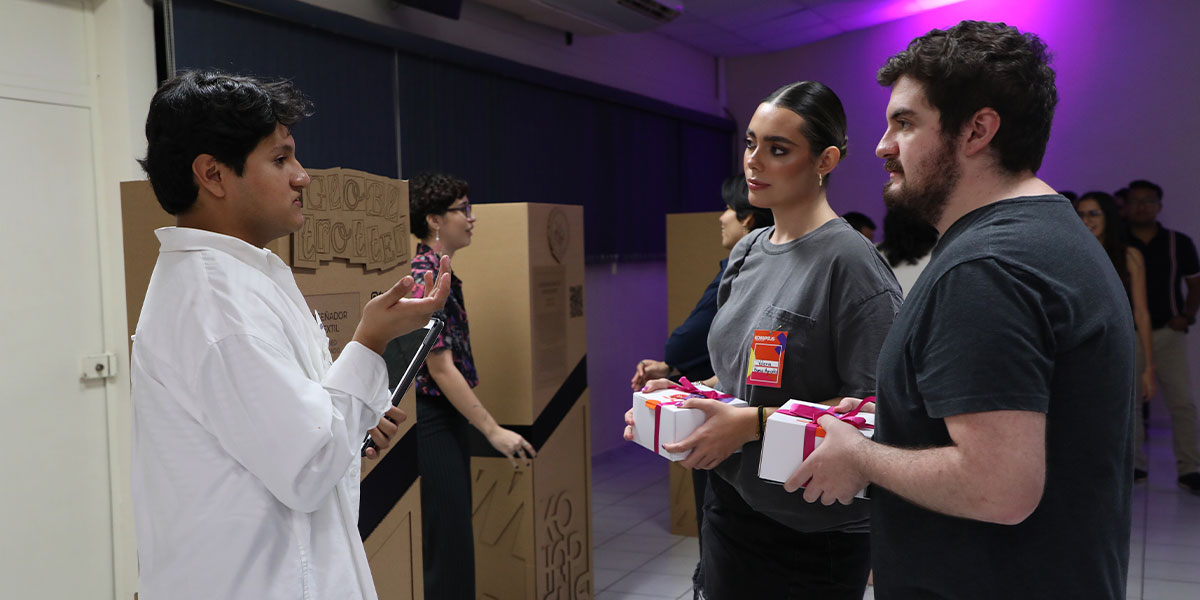 Estudiantes presentan portafolios Kollapsus en el campus de Antiguo Cuscatlán 