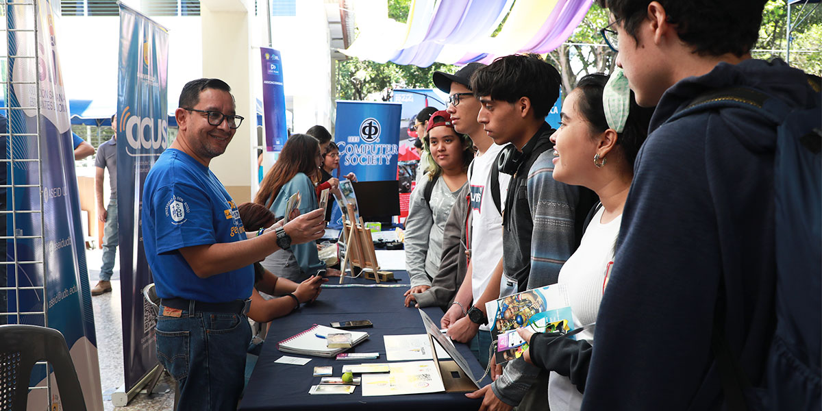 Estudiantes participan en feria de servicios estudiantiles "UDB Plus" 