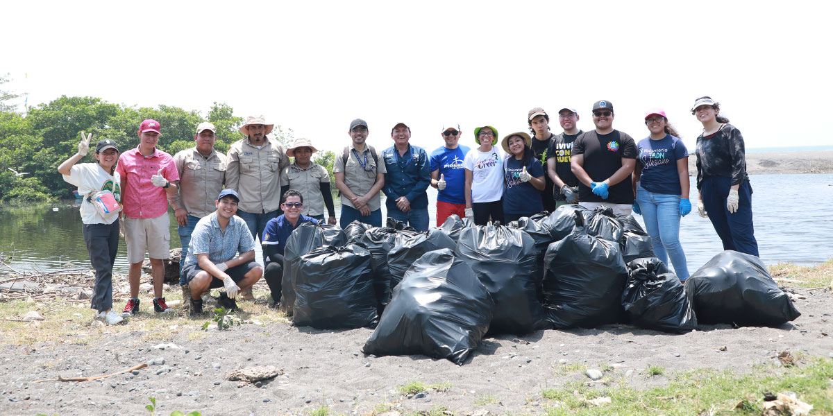 Voluntarios UDB desarrollan jornada de limpieza en playa de Acajutla 