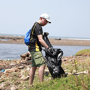 Voluntarios UDB desarrollan jornada de limpieza en playa de Acajutla 