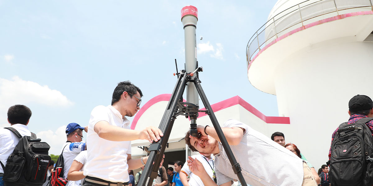 Salvadoreños observaron el Eclipse parcial de Sol desde el Observatorio Micro Macro 