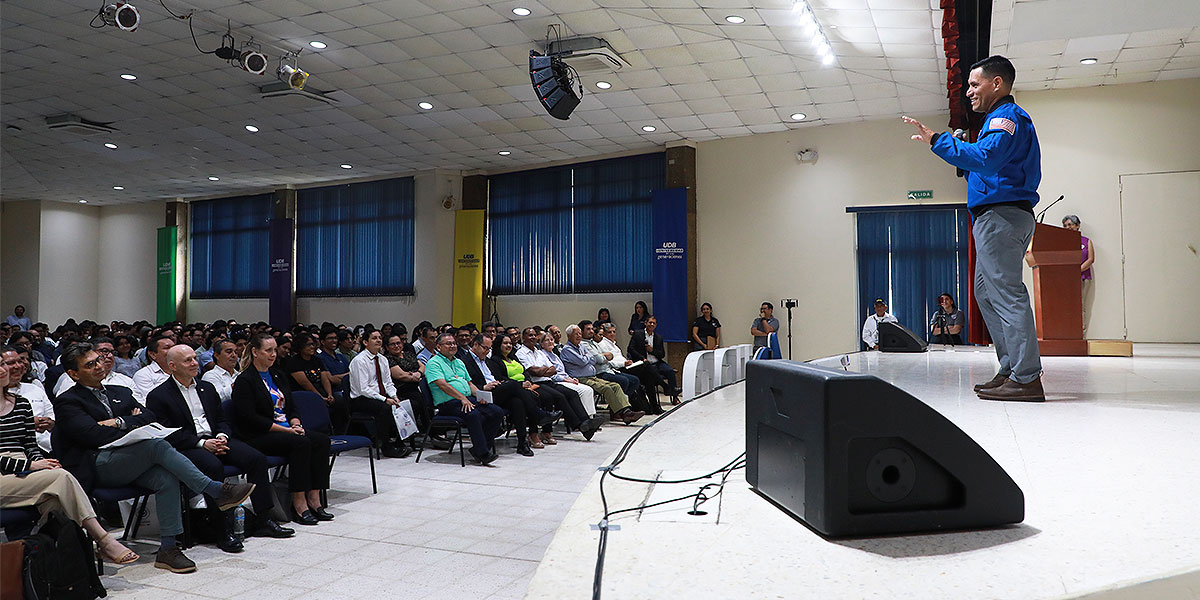 Astronauta de la NASA Frank Rubio visita la UDB 