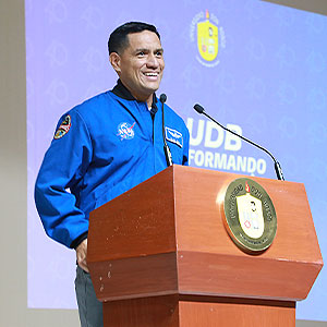 Astronauta de la NASA Frank Rubio visita la UDB 