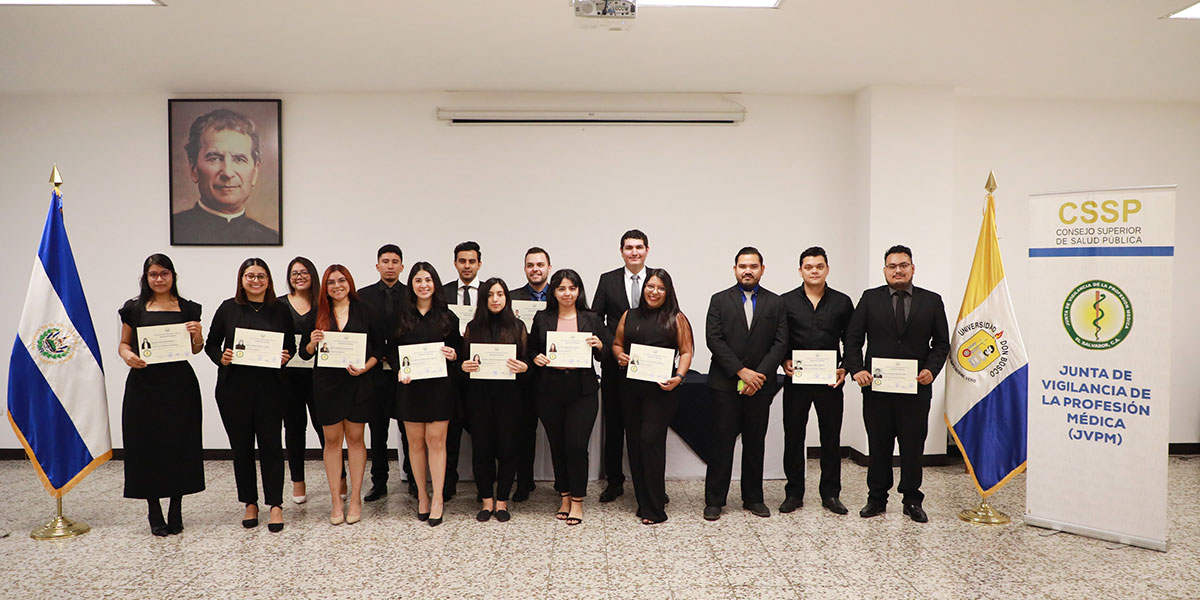 Graduados de programas de Biomédica de la UDB reciben credenciales por parte de la Junta de Vigilancia de la Profesión Médica 