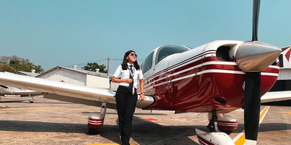 Graduada de aeronáutica se forma como piloto 