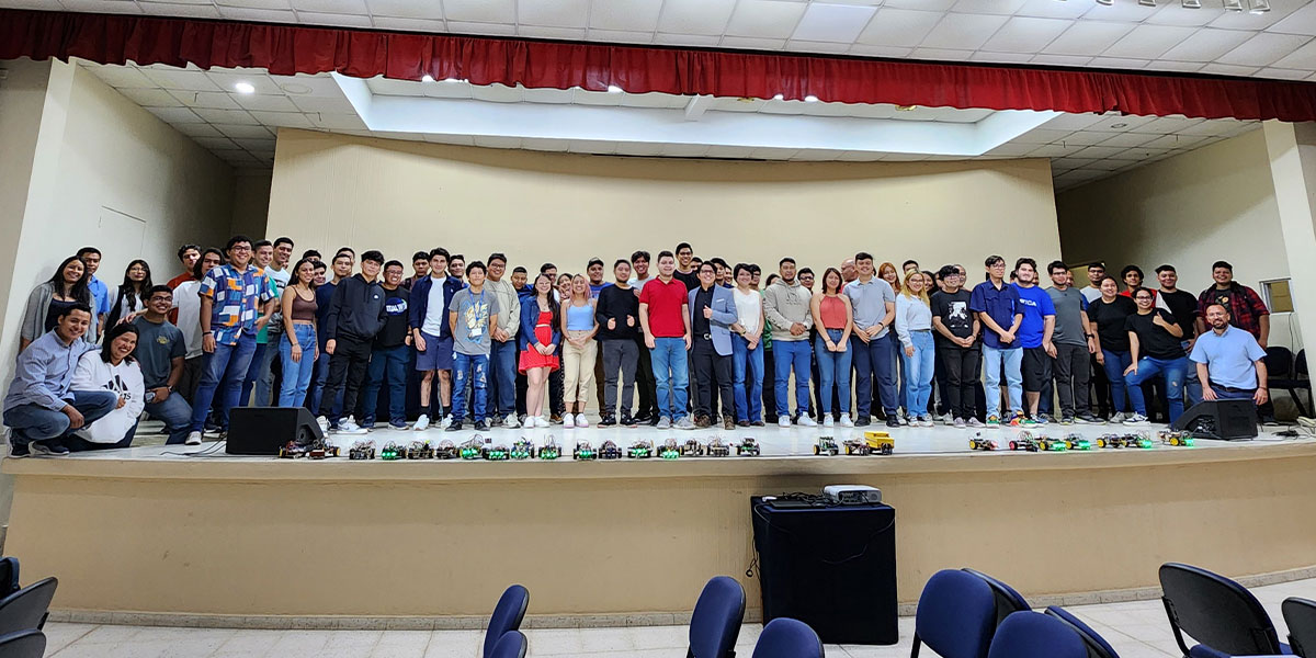 Escuela de Electrónica desarrolla competencia de carritos seguidores de línea 