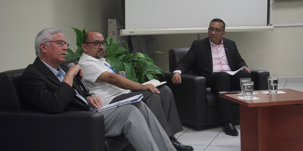 Escuela de Teología realiza conversatorio sobre ecología relacional e integral 