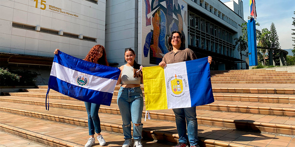 Alumnos de comunicación realizan intercambio en universidad colombiana 