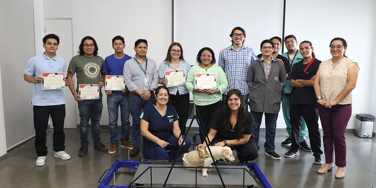 Escuela de Biomédica entregan caminadora y silla de ruedas para rehabilitación canina a Chivo Pets 
