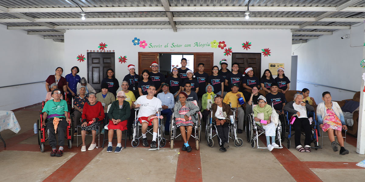 Voluntarios UDB visitan hogar para adultos mayores en Usulután 