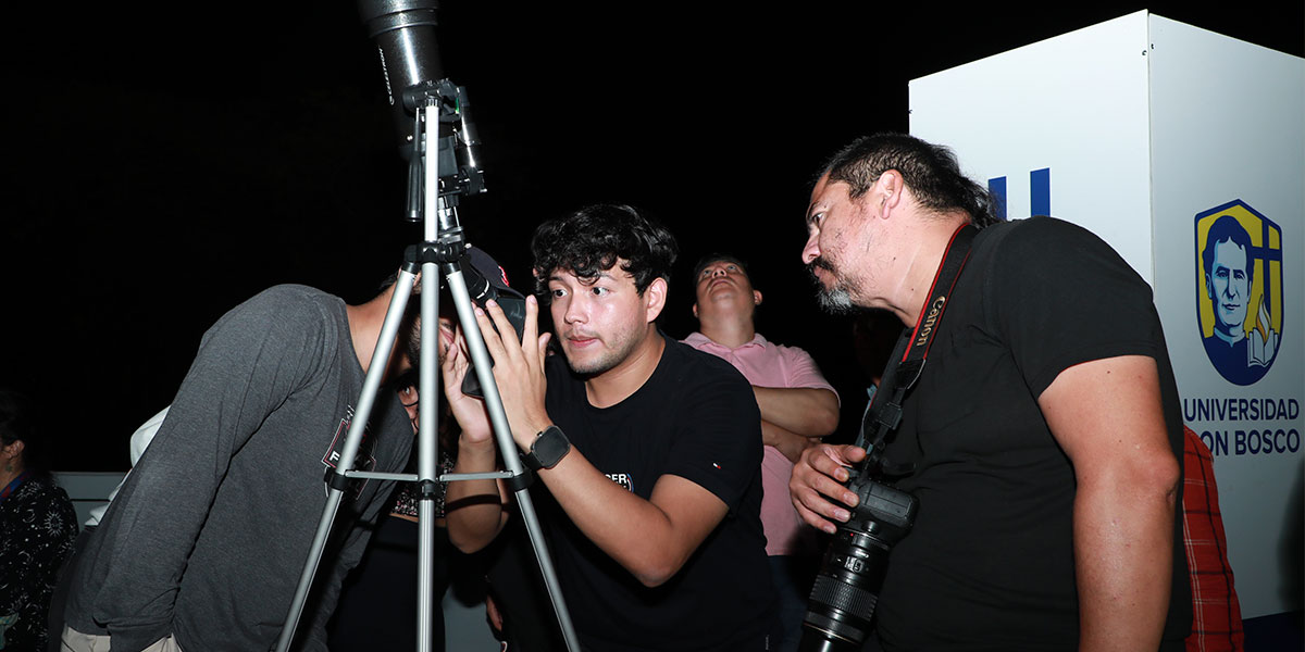 Salvadoreños presencian del eclipse total de luna desde el Observatorio Micro Macro de la UDB 