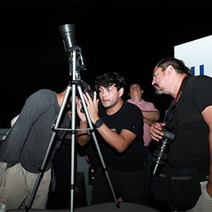 Salvadoreños presencian del eclipse total de luna desde el Observatorio Micro Macro de la UDB 