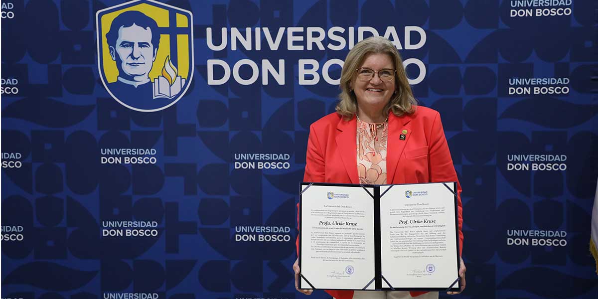 UDB reconoce 15 años de labor docente en Psicología Individual a Ulrike Kruse 