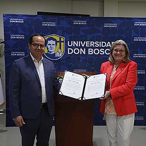 UDB reconoce 15 años de labor docente en Psicología Individual a Ulrike Kruse 