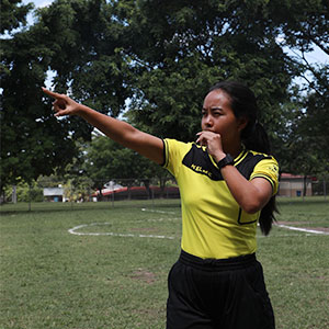 Mariana Cornejo: La joven diseñadora que se abre camino en el arbitraje deportivo en El Salvador 