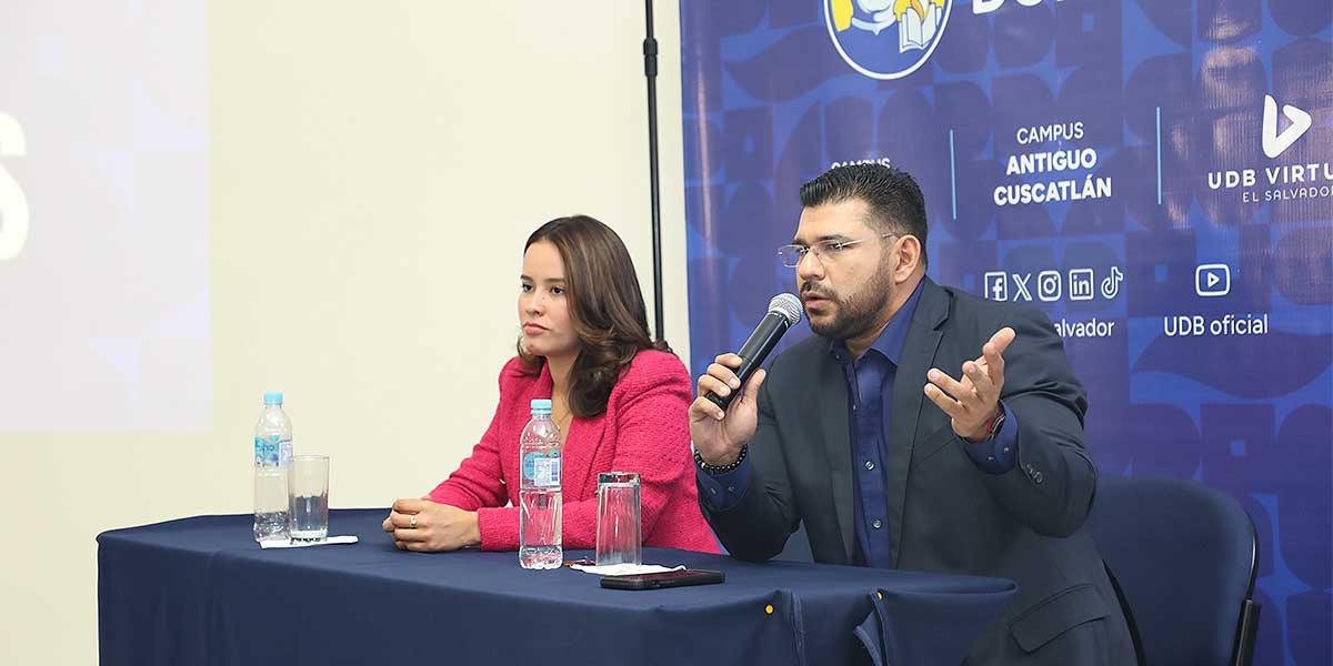 Escuela de Comunicación de Antiguo Cuscatlán reconoce a periodistas salvadoreños 