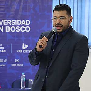 Escuela de Comunicación de Antiguo Cuscatlán reconoce a periodistas salvadoreños 