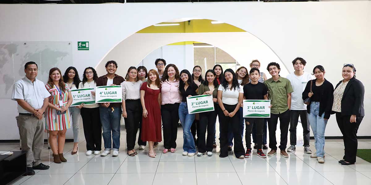 Caja de Crédito de San Vicente premia a estudiantes de Diseño Gráfico por planes de negocio 