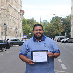 Coordinador de American Space de la UDB se forma en Viena, Austria 