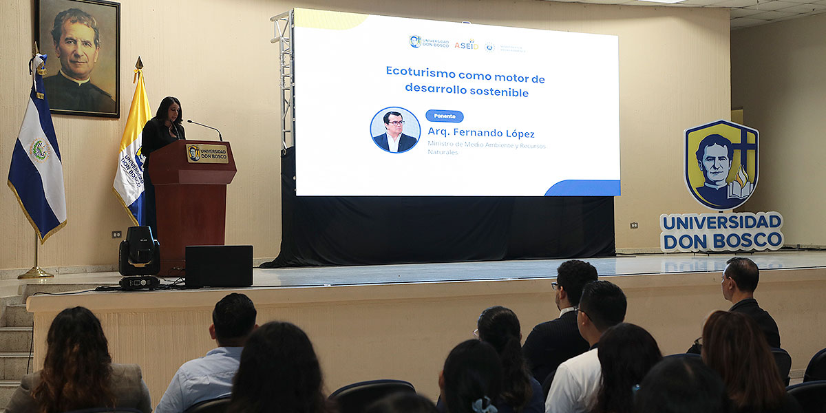 Estudiantes de Idiomas promueven el ecoturismo sostenible en el Foro Interuniversitario de Ecoturismo 2025