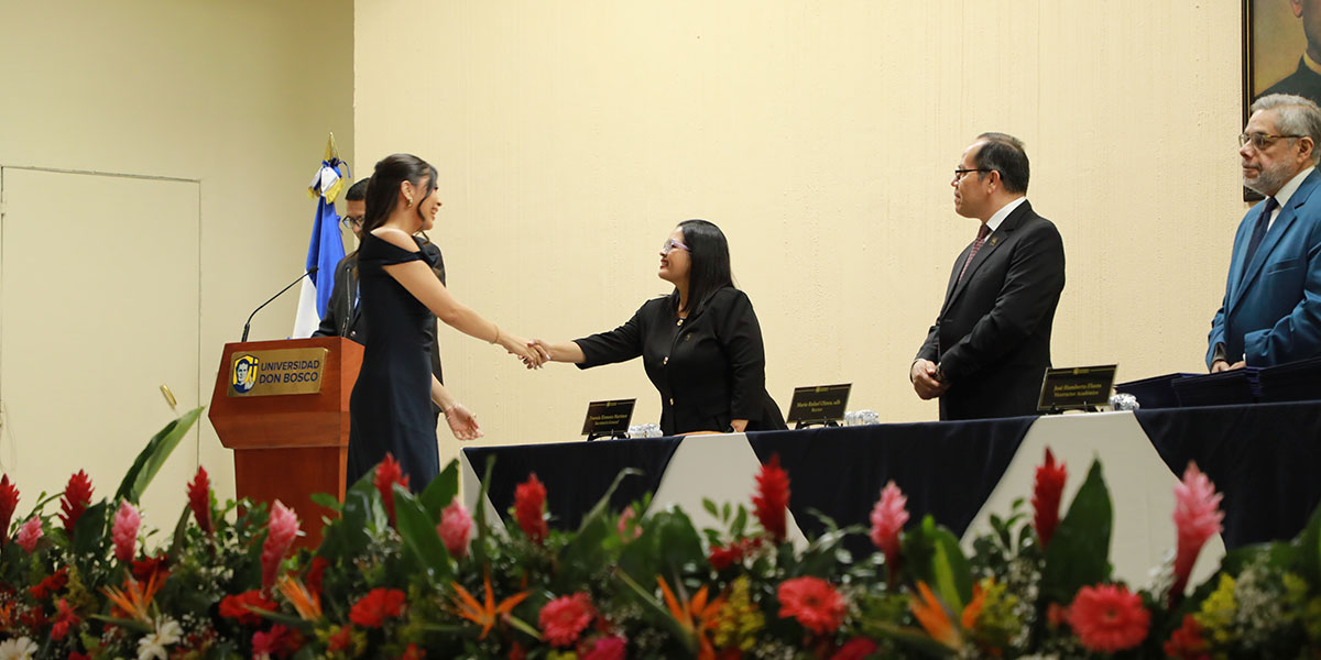 UDB celebra septuagésima segunda graduación 