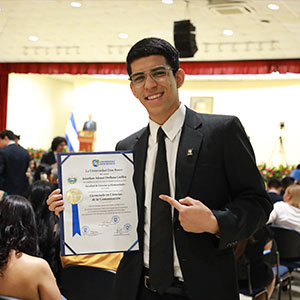 UDB celebra septuagésima segunda graduación 