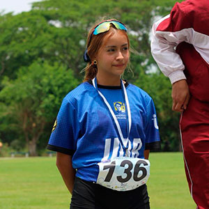 Estudiante de la UDB obtiene medalla de plata en 400 mts femenino en competencia de Atletismo de ANADES 2026 