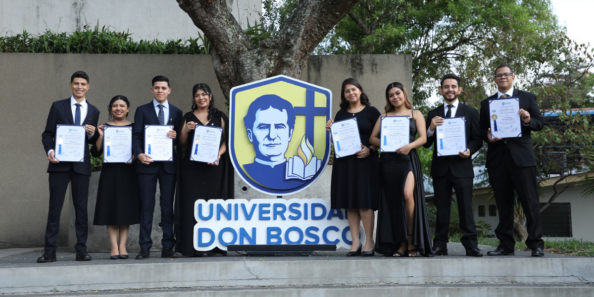 Universidad Don Bosco celebra la septuagésima tercera graduación de nuevos profesionales 