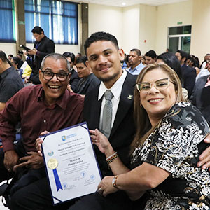 El Programa de Becas de la Universidad Don Bosco gradúa a 42 nuevos profesionales gracias al apoyo de sus aliados estratégicos. 