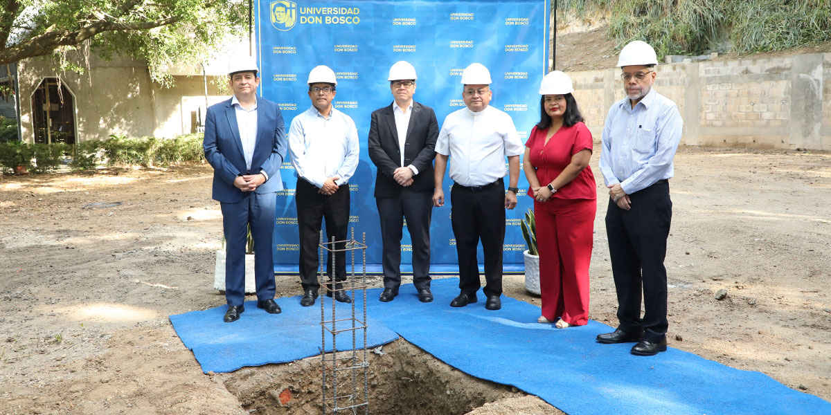 UDB coloca la primera piedra del nuevo Centro Pastoral "Presbítero Salvador Cafarelli" 
