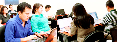 Doctor en Ciencias de la Educación visita el Centro de Estudios de Postgrados UDB