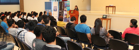 Estudiantes de la UDB desarrollan su talento emprededor en aplicaciones móviles