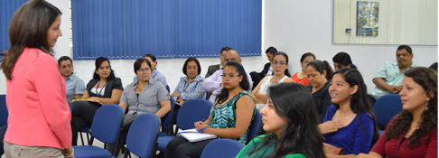 Dra Frances Colón tuvo un encuentro con alumnas y docentes de la UDB