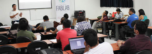 Estudiantes de Diseño Industrial participan en taller de diseño e impresión digital