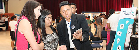 Estudiantes de mercadeo destacan en III feria de prototipos