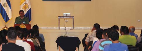 Experto en seguridad cibernética y comunicación imparte conferencia
