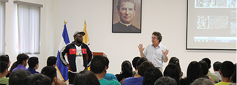 Comunidad educativa participa en conversatorio sobre transformación social