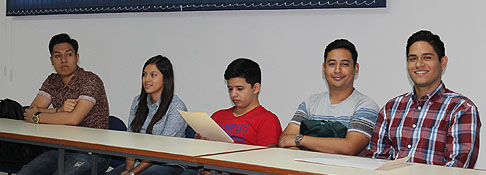 Alumnos UDB reciben beca de la Fundación Rafael Meza Ayau