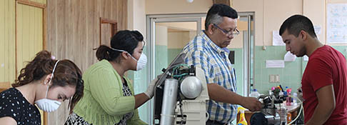 Estudiantes de Ingeniería Biomédica realizan jornada técnica en Hospital Divina Providencia