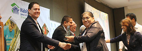 Hábitat para la Humanidad El Salvador entrega reconocimiento a la UDB