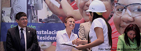 Mujeres son formadas como electricistas