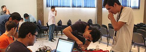 Asociación de estudiantes de mecatrónica realizan concurso de Robótica