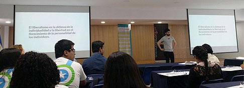Universitarios se unen a la nueva generación de jóvenes salvadoreños que propician el cambio