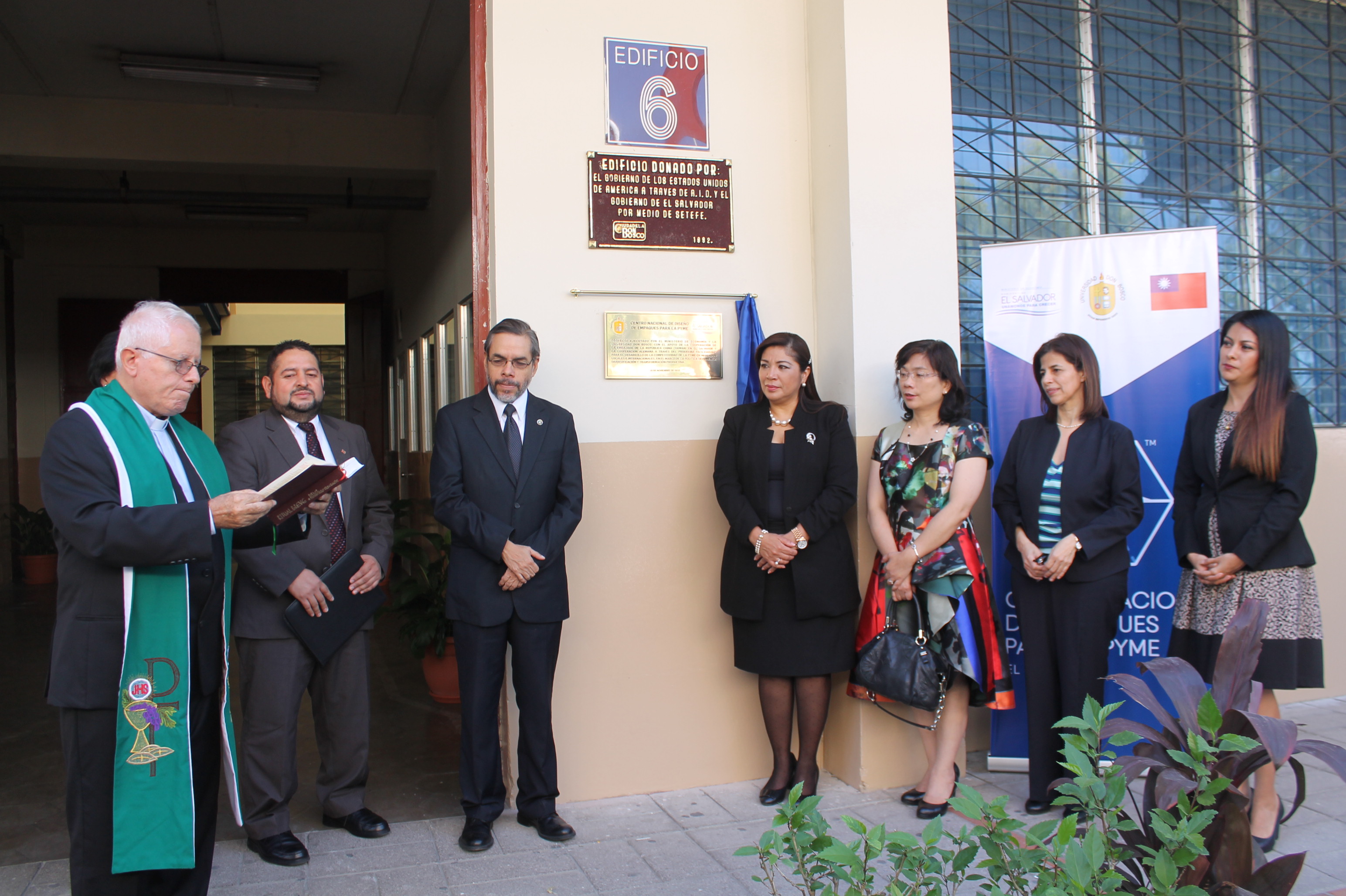 P. Salvador Cafarelli bendice instalaciones del Centro Nacional de Diseño de Empaques