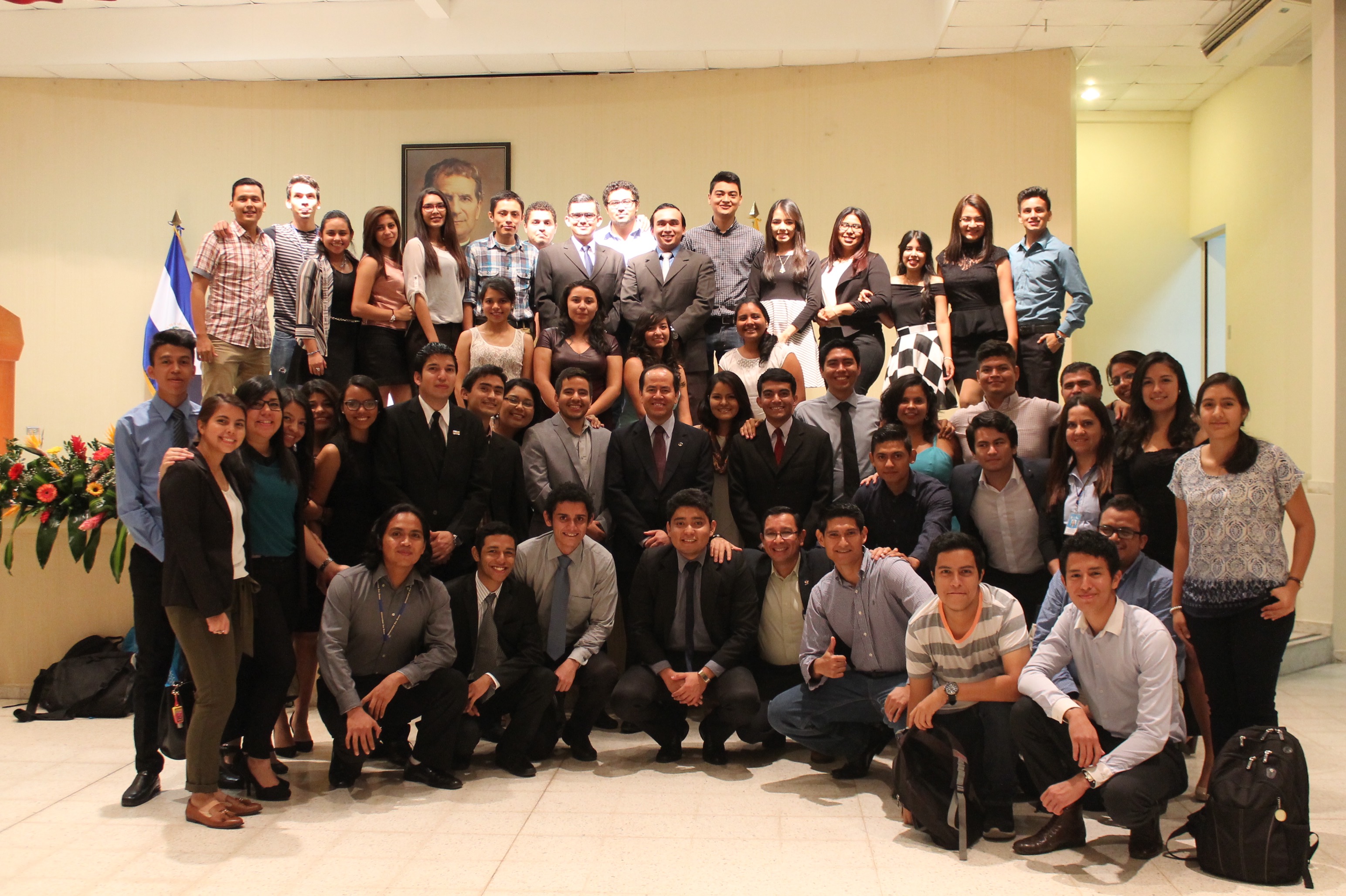 Estudiantes del Asociacionismo Salesiano Universitario junto al Rector