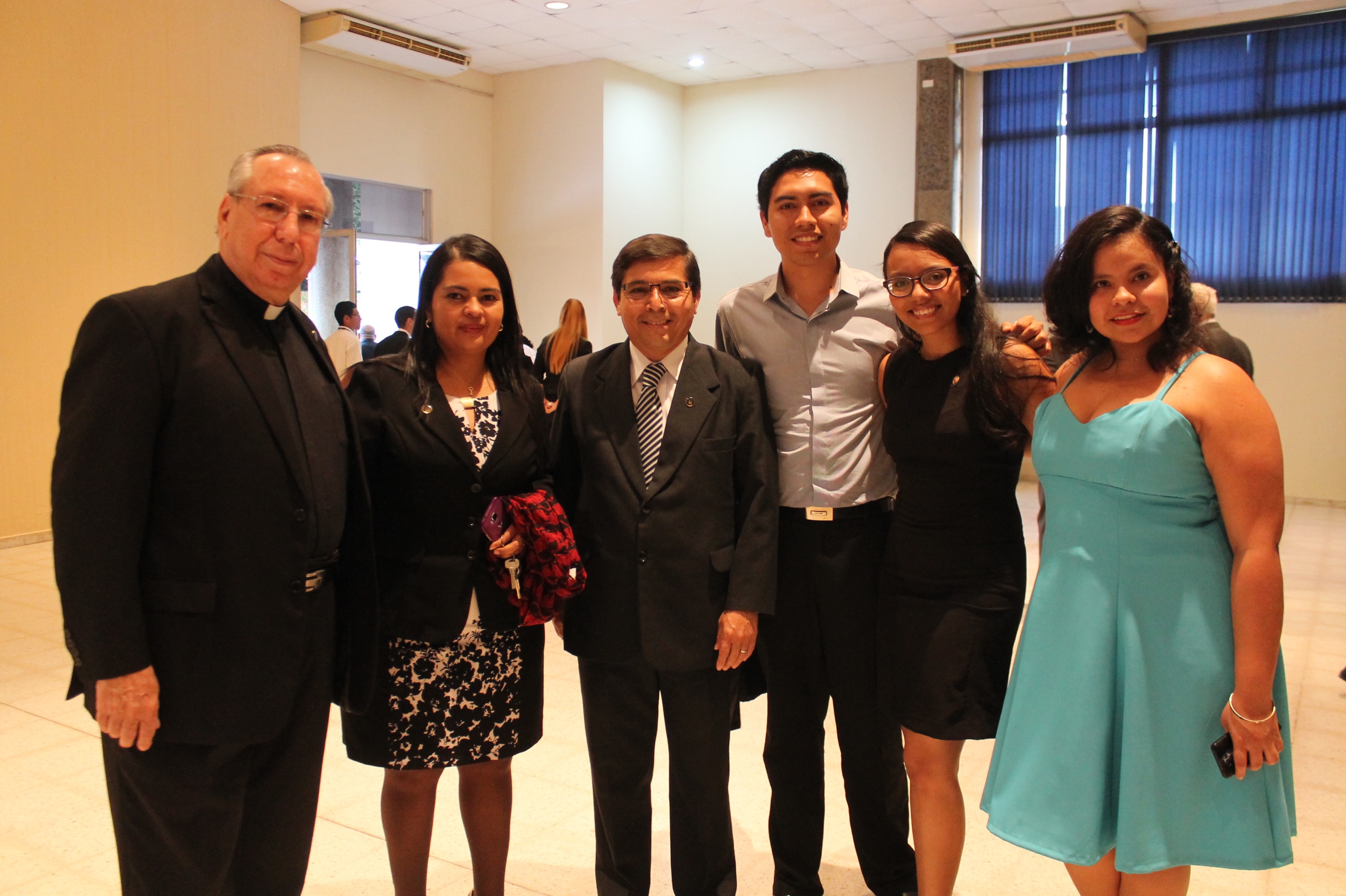 Autoridades de la Universidad junto a estudiantes