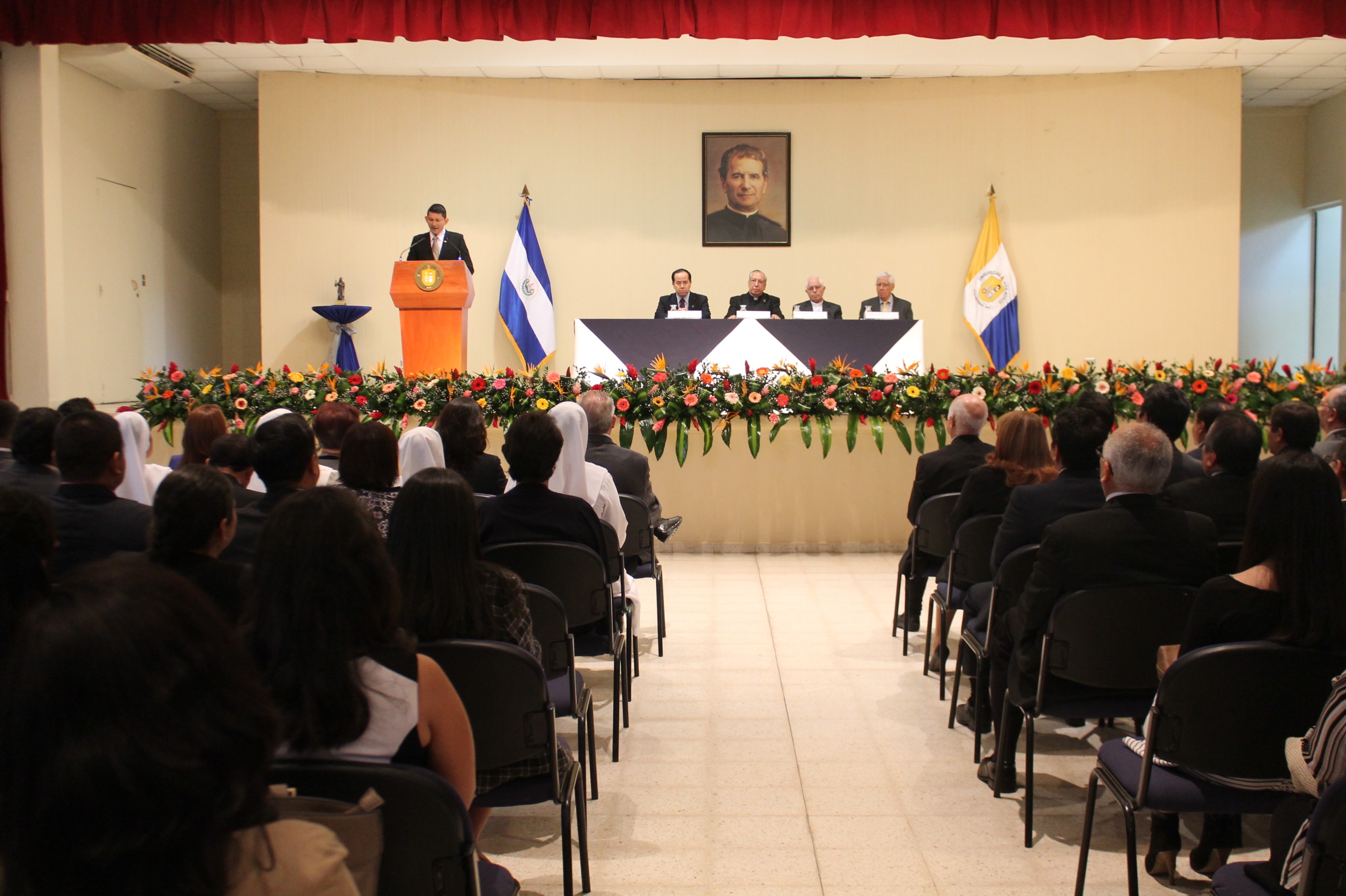 Ceremonia de investidura del Rector UDB