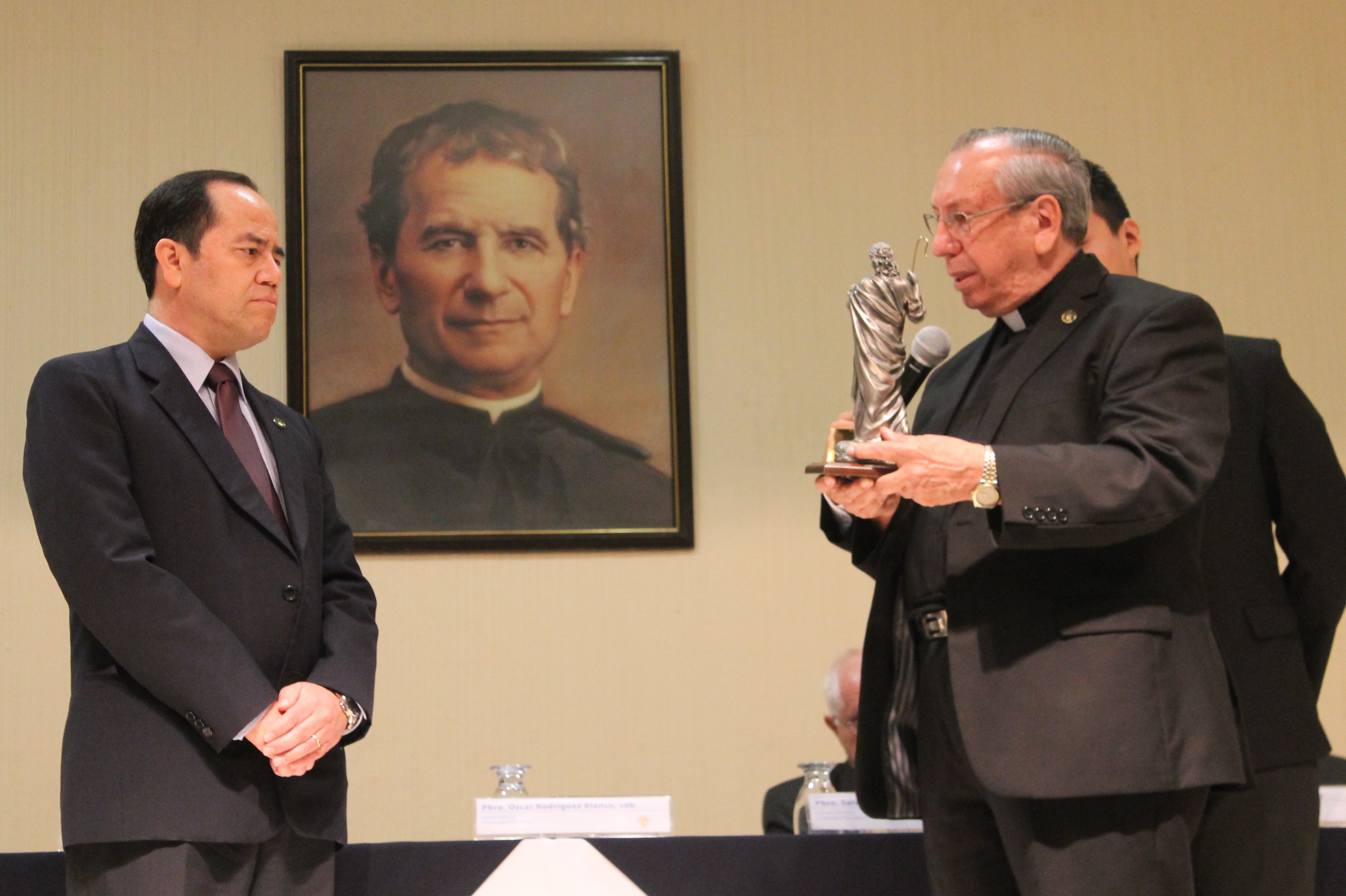 Pbro. Oscar Rodríguez Blanco hace entrega del símbolo de Rectoria 